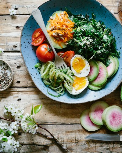 Masă sănătoasă cu ouă, avocado și legume proaspete
