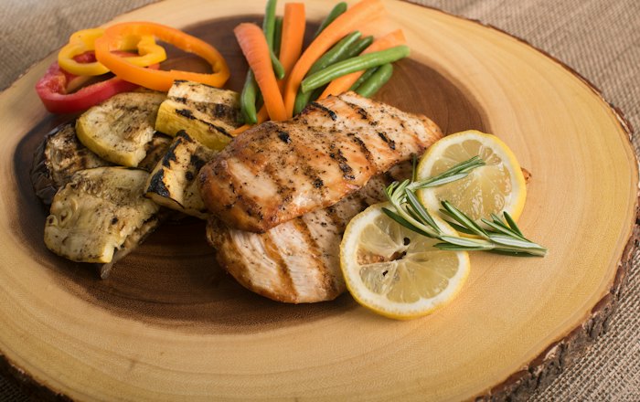 Piept de pui la grătar cu legume, o masă sănătoasă bogată în proteine